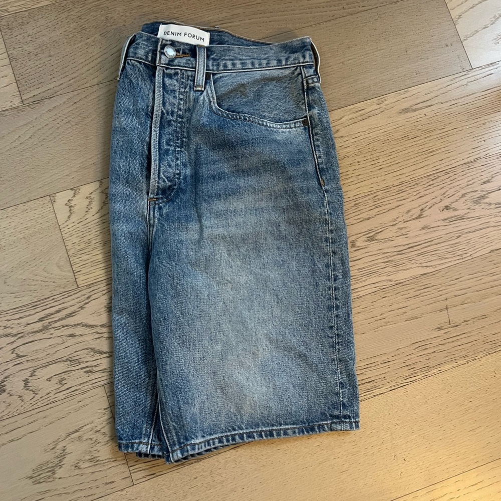 Aritzia Loose Long Short - Picture 5 of 6